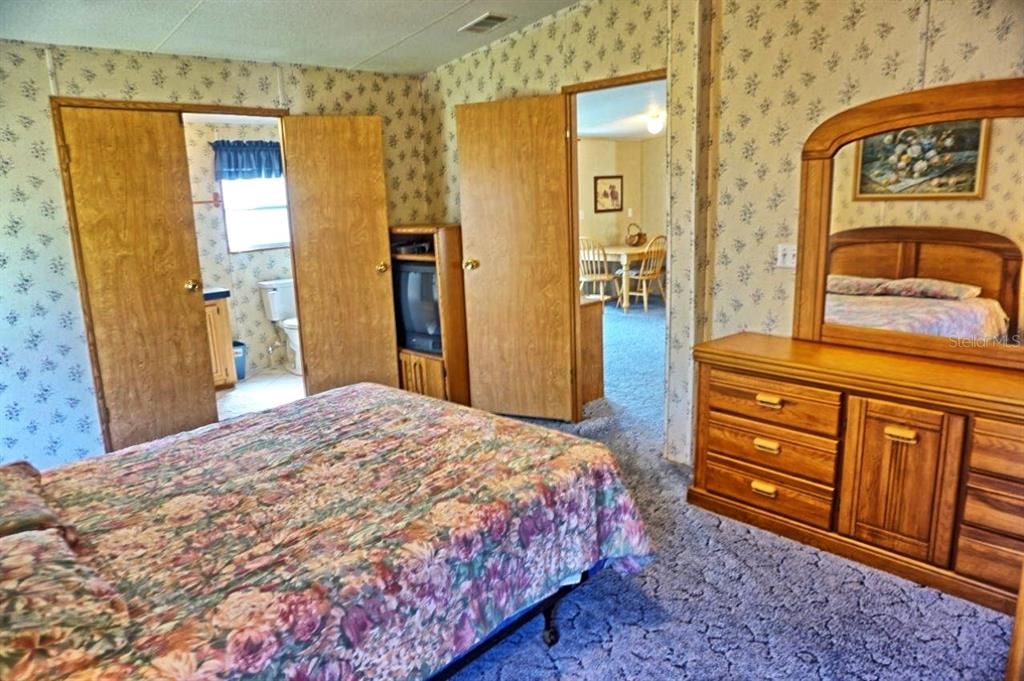 For Sale: $179,900 (2 beds, 2 baths, 1150 Square Feet)