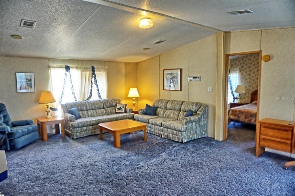 For Sale: $179,900 (2 beds, 2 baths, 1150 Square Feet)