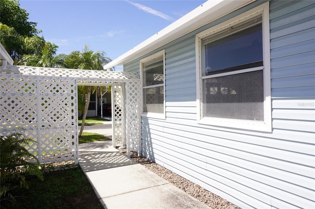 For Sale: $179,900 (2 beds, 2 baths, 1150 Square Feet)
