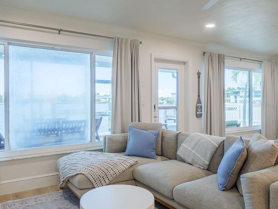 На продажу: $917,000 (2 спален, 2 ванн, 1375 Квадратных фут)