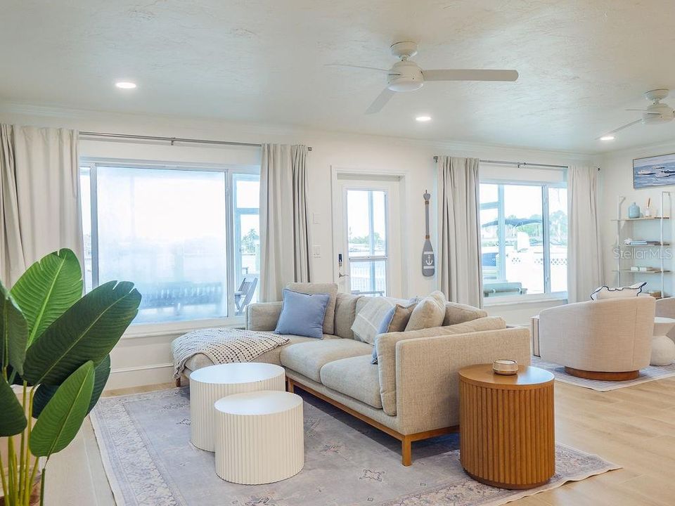 На продажу: $917,000 (2 спален, 2 ванн, 1375 Квадратных фут)