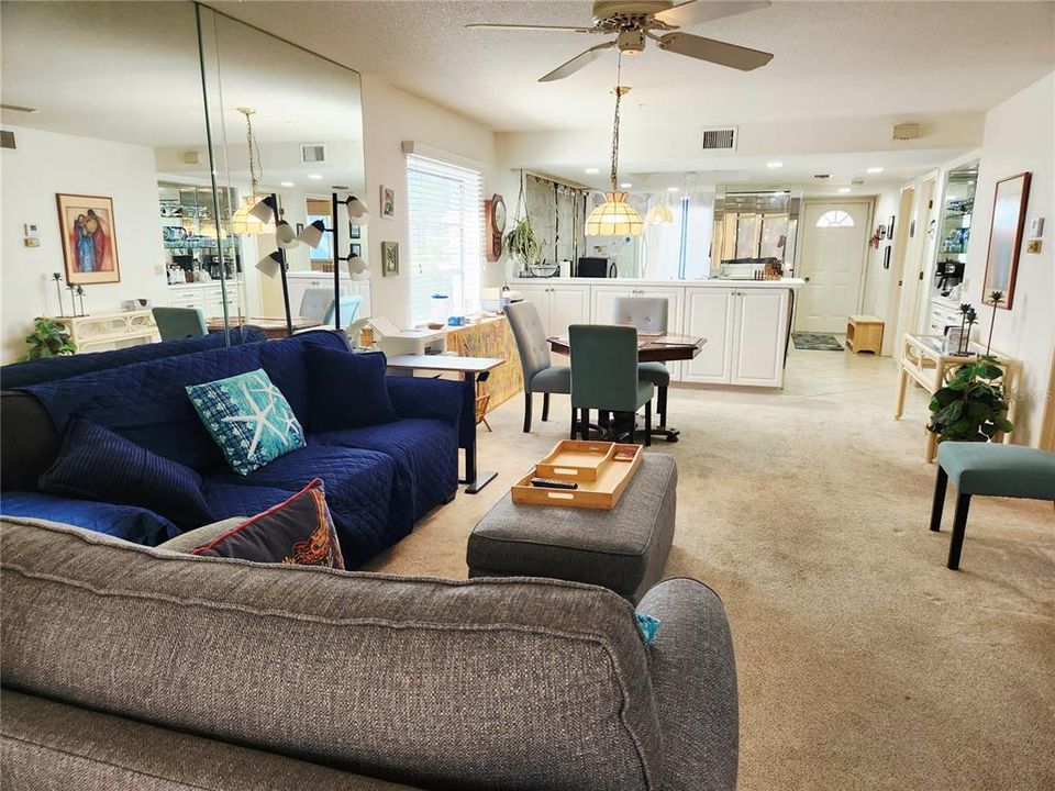 На продажу: $84,900 (2 спален, 2 ванн, 1092 Квадратных фут)