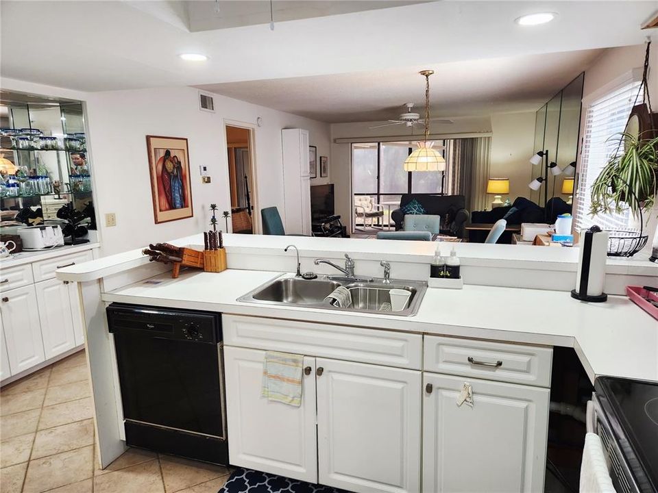 На продажу: $84,900 (2 спален, 2 ванн, 1092 Квадратных фут)