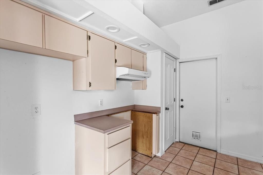 Под контрактом: $299,000 (4 спален, 3 ванн, 1886 Квадратных фут)