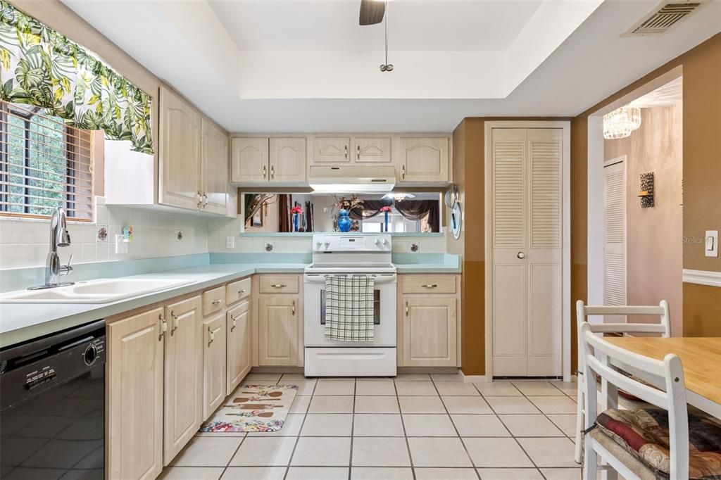 For Sale: $199,990 (2 beds, 2 baths, 1288 Square Feet)