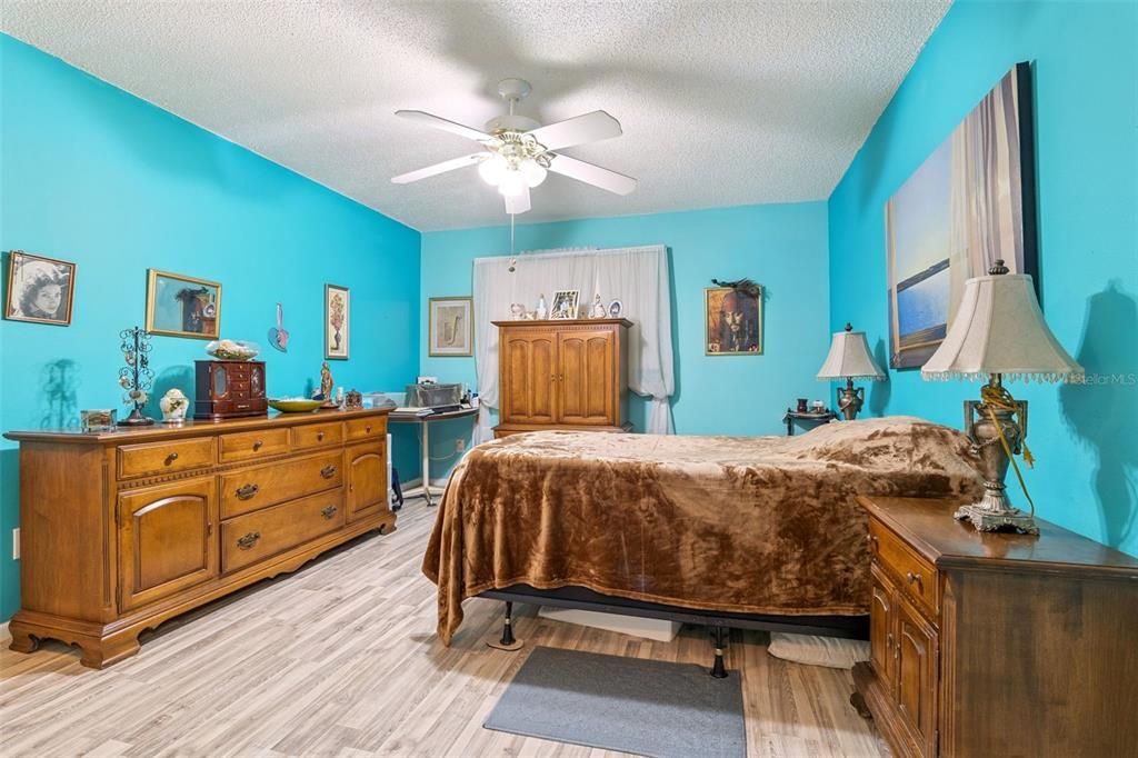 For Sale: $199,990 (2 beds, 2 baths, 1288 Square Feet)