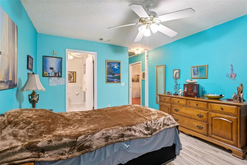 For Sale: $199,990 (2 beds, 2 baths, 1288 Square Feet)