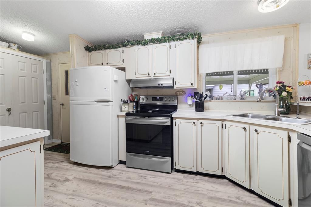 Activo con contrato: $219,000 (3 camas, 2 baños, 1930 Pies cuadrados)