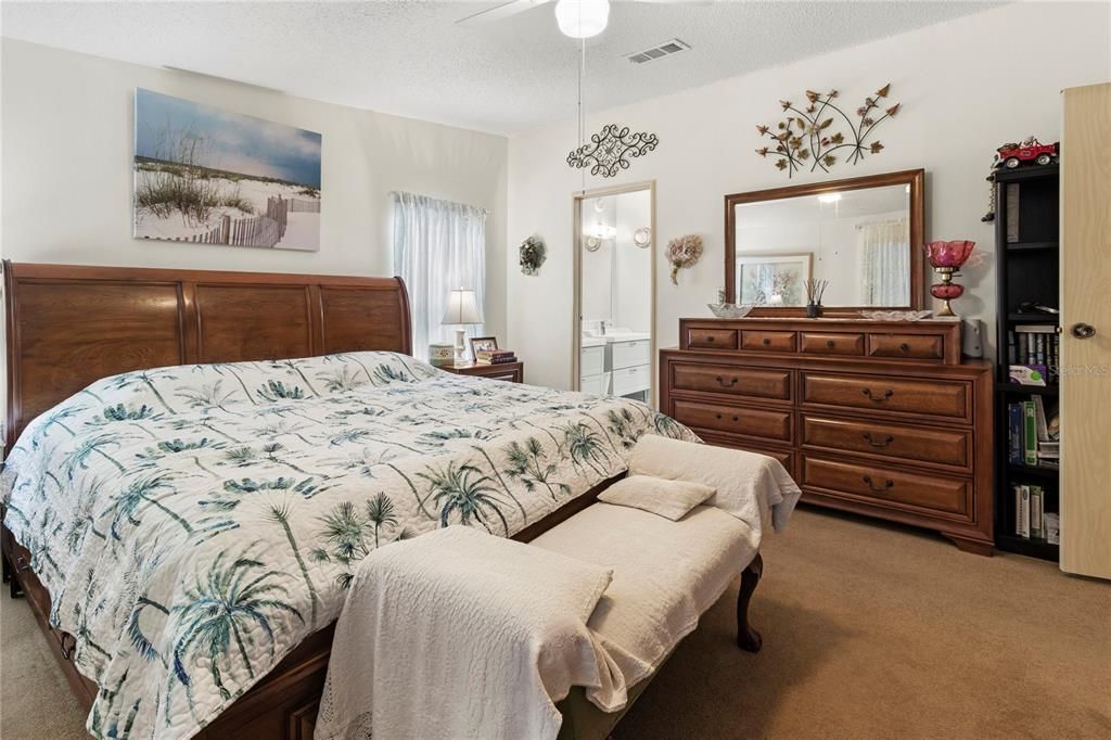 Activo con contrato: $219,000 (3 camas, 2 baños, 1930 Pies cuadrados)