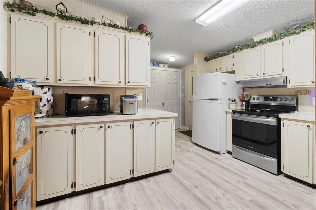 Activo con contrato: $219,000 (3 camas, 2 baños, 1930 Pies cuadrados)