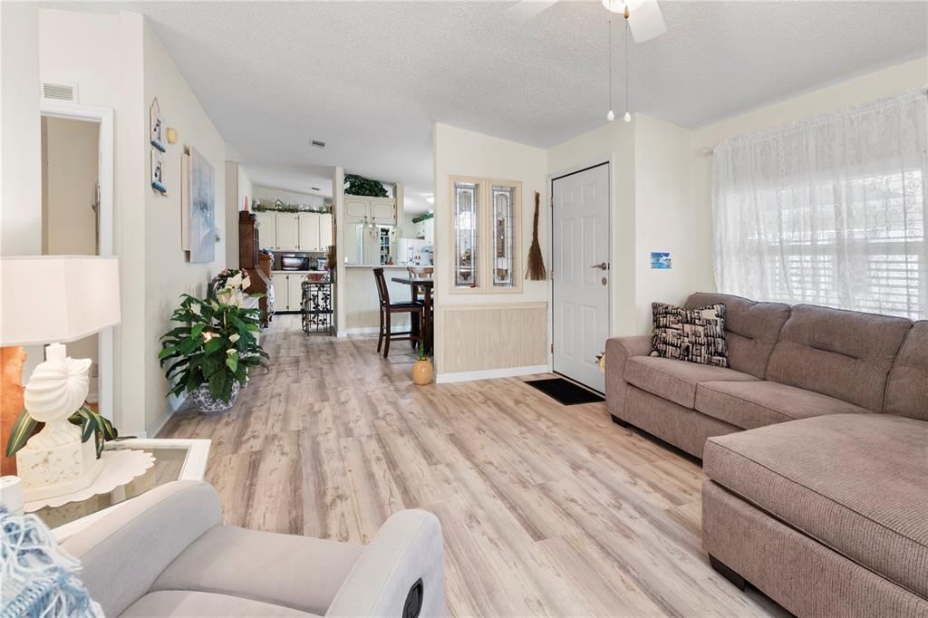 Activo con contrato: $219,000 (3 camas, 2 baños, 1930 Pies cuadrados)
