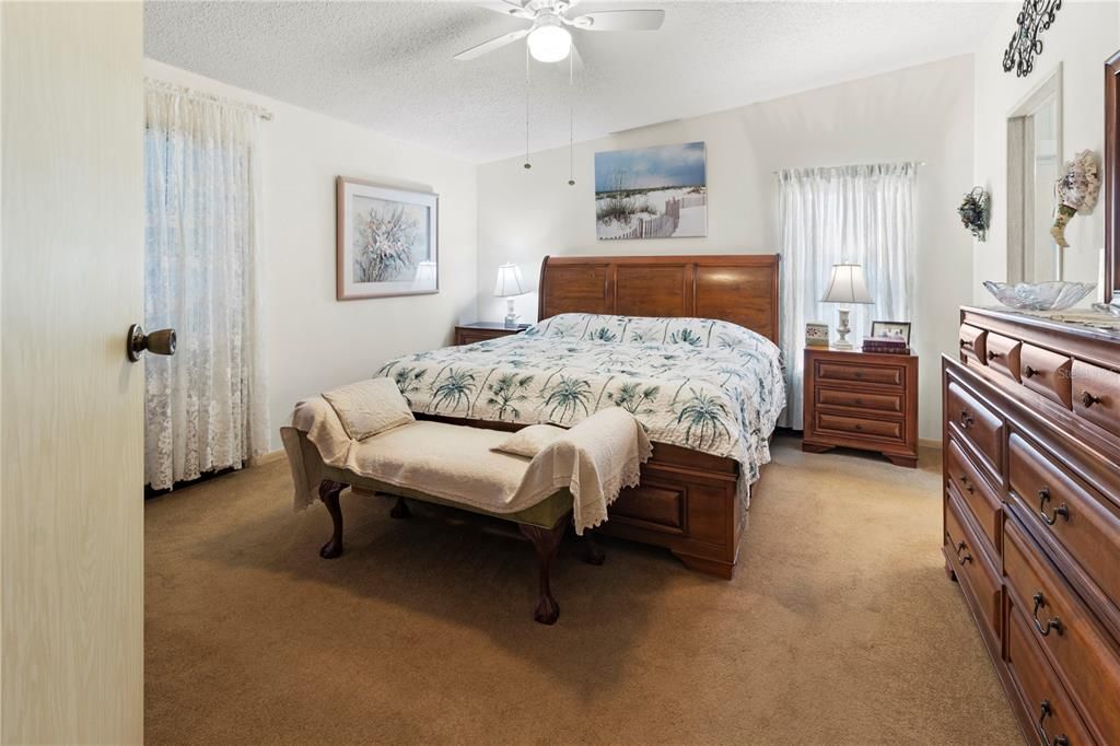 Activo con contrato: $219,000 (3 camas, 2 baños, 1930 Pies cuadrados)