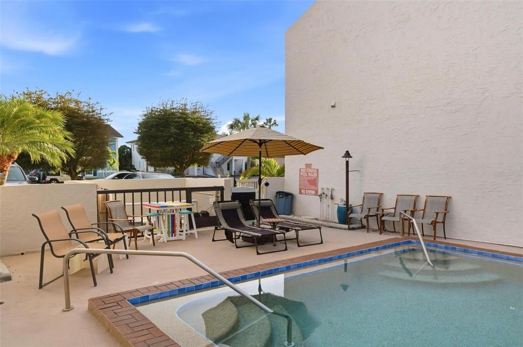 待售: $299,900 (2 贝兹, 2 浴室, 1350 平方英尺)