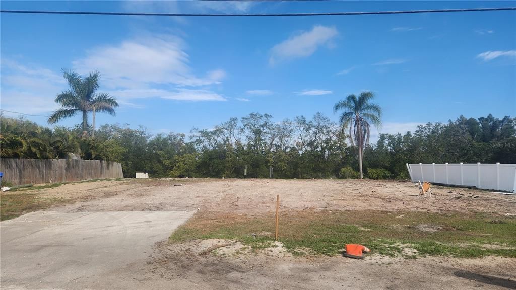 待售: $375,000 (0.22 acres)