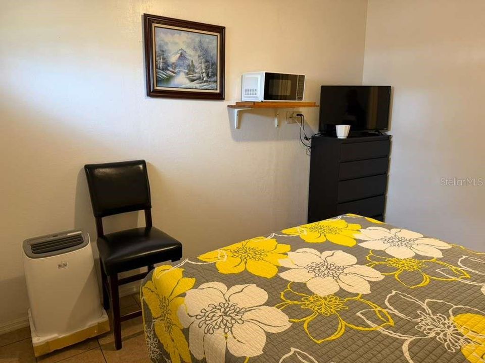 For Rent: $700 (1 beds, 1 baths, 300 Square Feet)