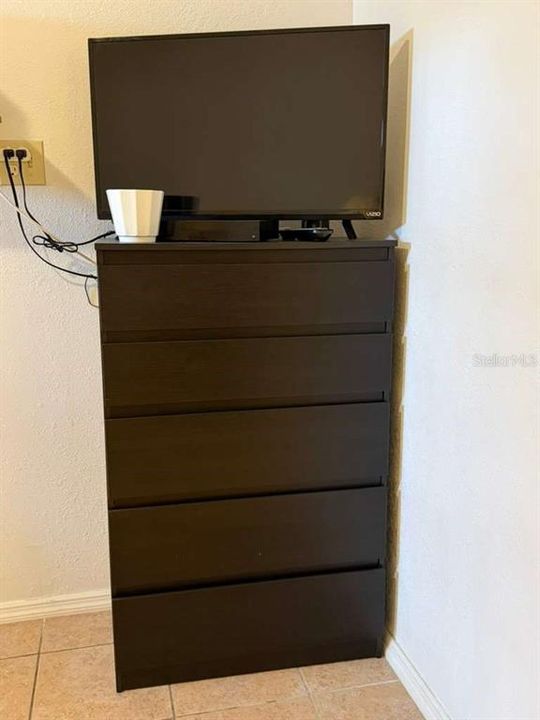 For Rent: $700 (1 beds, 1 baths, 300 Square Feet)