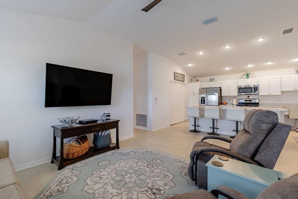 Activo con contrato: $319,999 (2 camas, 2 baños, 1209 Pies cuadrados)
