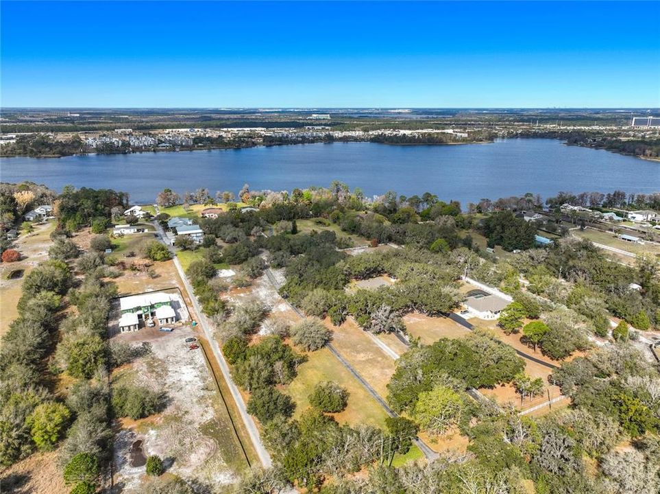 На продажу: $950,000 (2.03 acres)