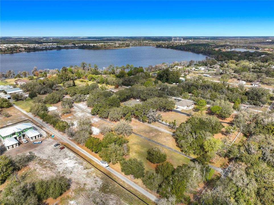 На продажу: $950,000 (2.03 acres)
