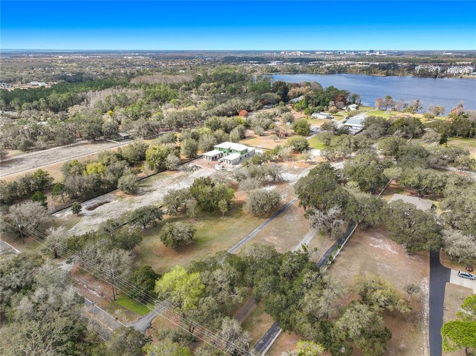 На продажу: $950,000 (2.03 acres)