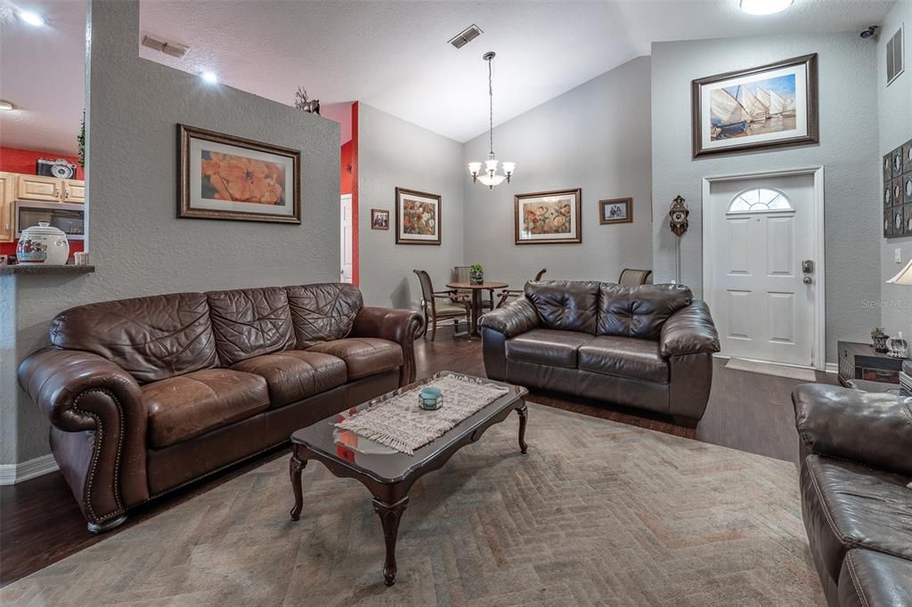 На продажу: $294,900 (3 спален, 2 ванн, 1576 Квадратных фут)