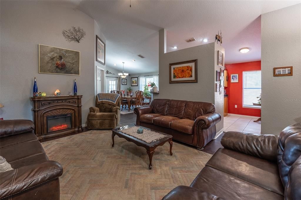 На продажу: $294,900 (3 спален, 2 ванн, 1576 Квадратных фут)