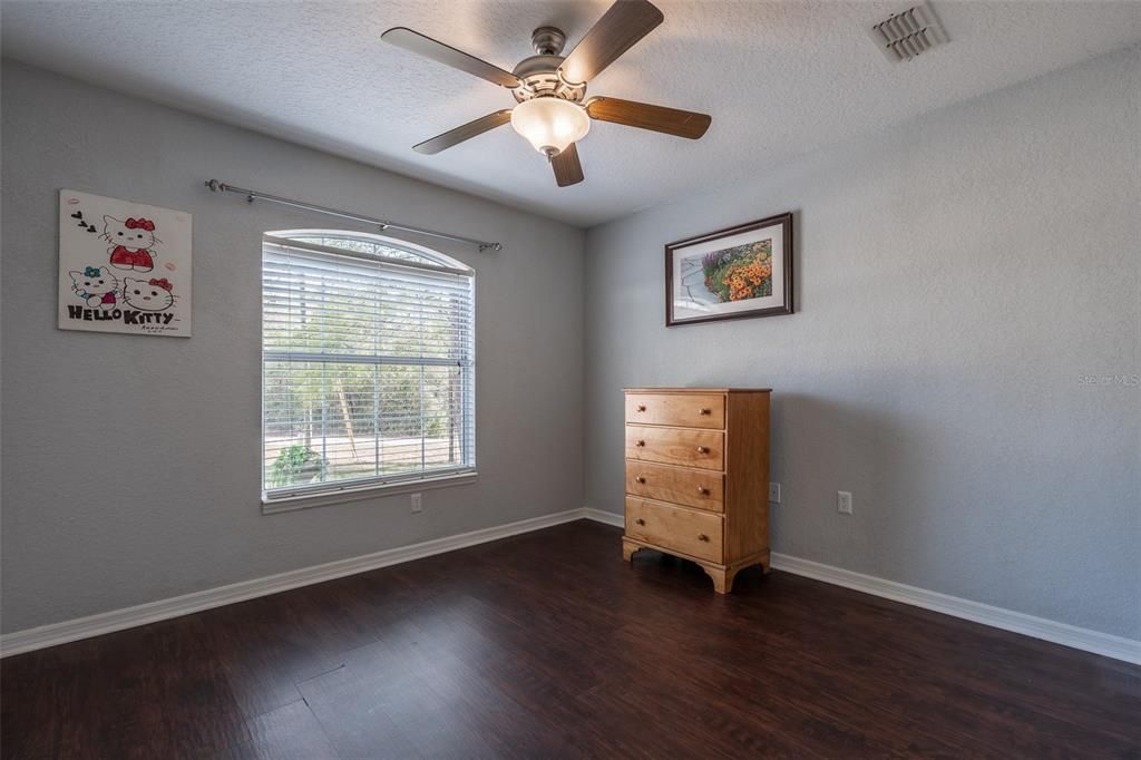 На продажу: $294,900 (3 спален, 2 ванн, 1576 Квадратных фут)