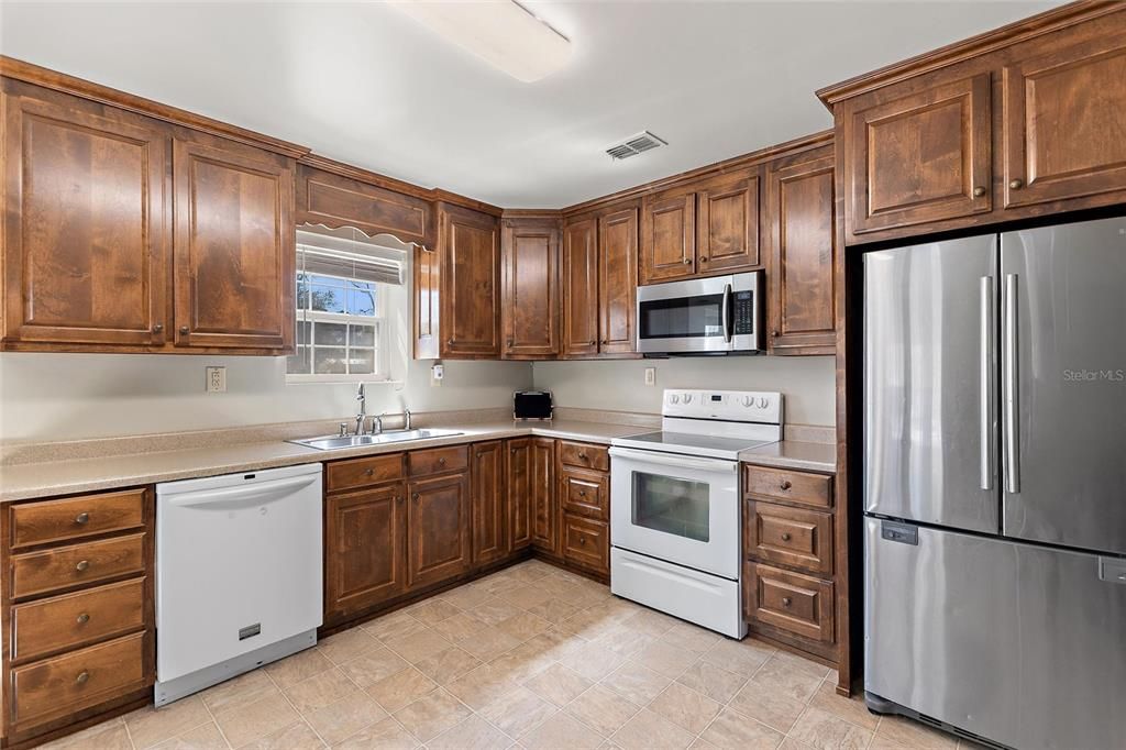 For Sale: $350,000 (2 beds, 2 baths, 1032 Square Feet)