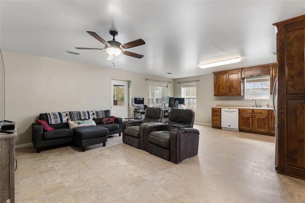 For Sale: $350,000 (2 beds, 2 baths, 1032 Square Feet)