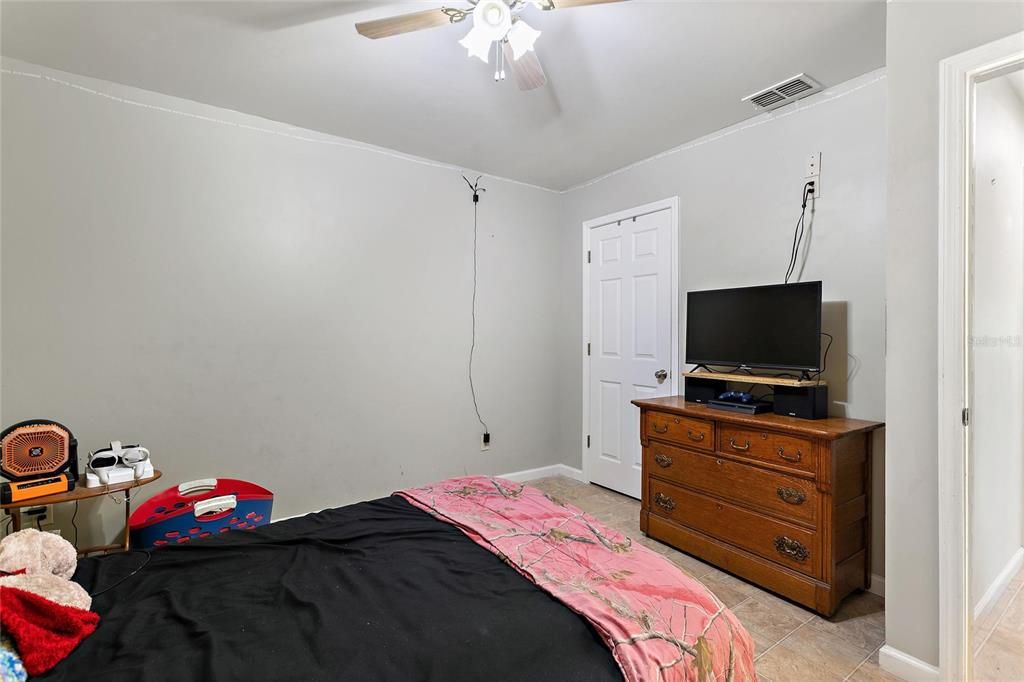 For Sale: $350,000 (2 beds, 2 baths, 1032 Square Feet)