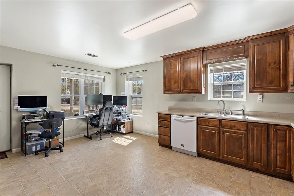 For Sale: $350,000 (2 beds, 2 baths, 1032 Square Feet)