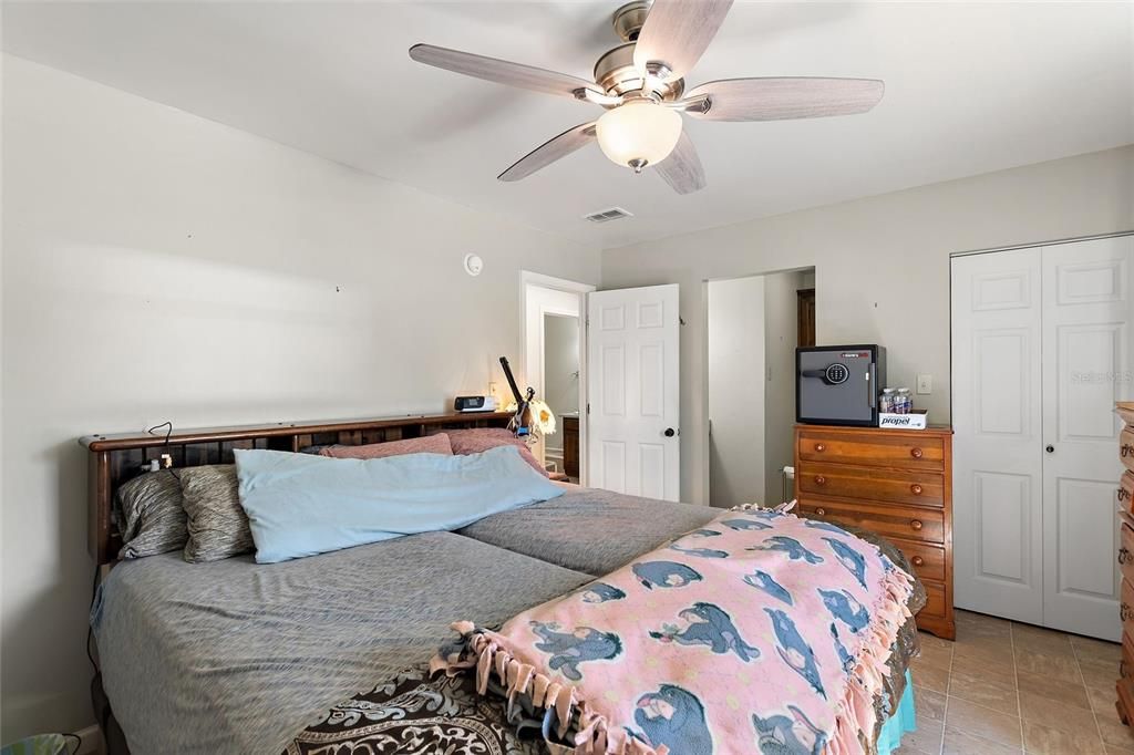 For Sale: $350,000 (2 beds, 2 baths, 1032 Square Feet)