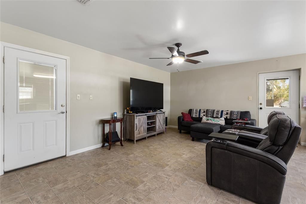 For Sale: $350,000 (2 beds, 2 baths, 1032 Square Feet)