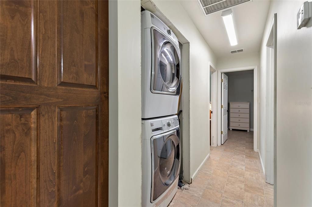 For Sale: $350,000 (2 beds, 2 baths, 1032 Square Feet)