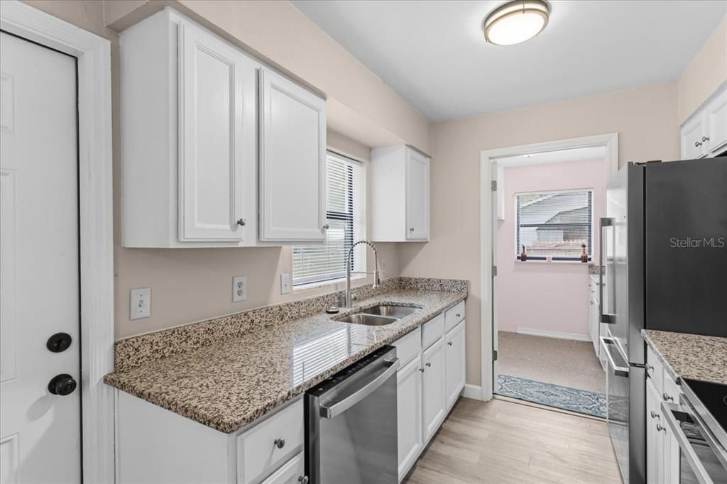 Active With Contract: $214,900 (2 beds, 1 baths, 804 Square Feet)