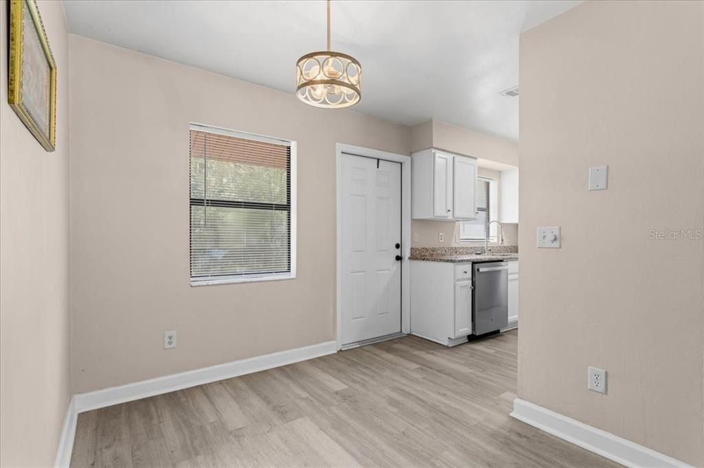 Active With Contract: $214,900 (2 beds, 1 baths, 804 Square Feet)