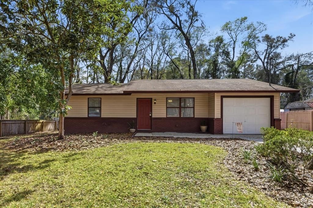 Active With Contract: $214,900 (2 beds, 1 baths, 804 Square Feet)