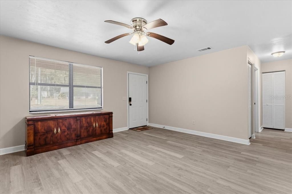 Active With Contract: $214,900 (2 beds, 1 baths, 804 Square Feet)