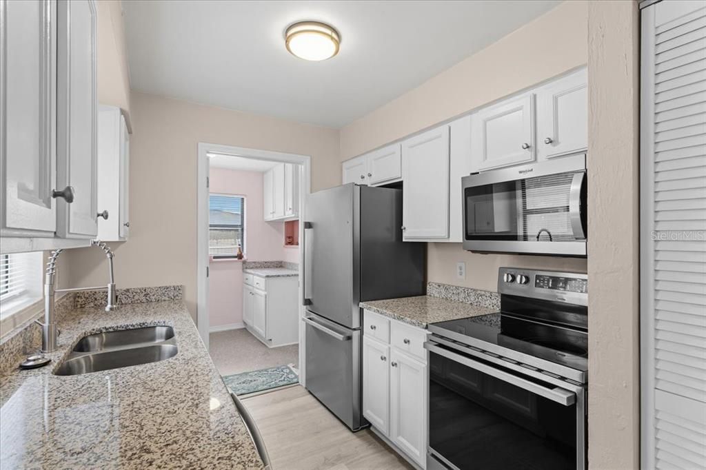 Active With Contract: $214,900 (2 beds, 1 baths, 804 Square Feet)