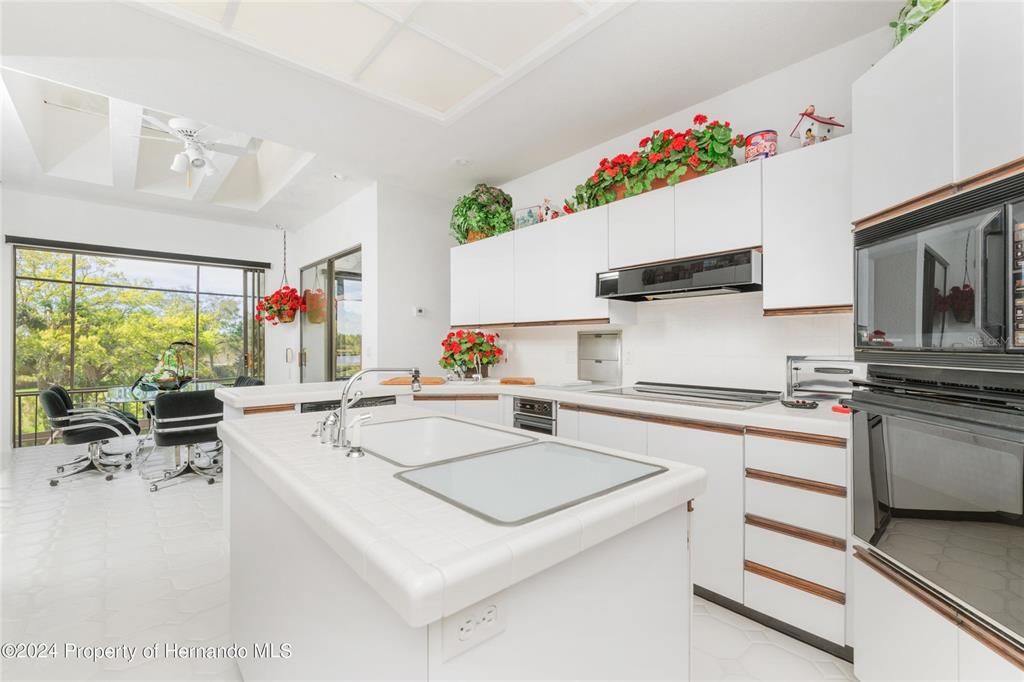 En Venta: $2,150,000 (5 camas, 4 baños, 6098 Pies cuadrados)