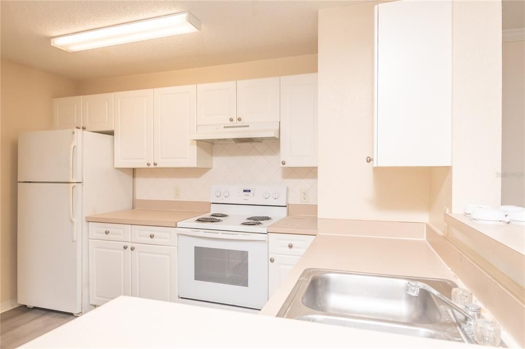 На продажу: $156,900 (2 спален, 2 ванн, 1083 Квадратных фут)
