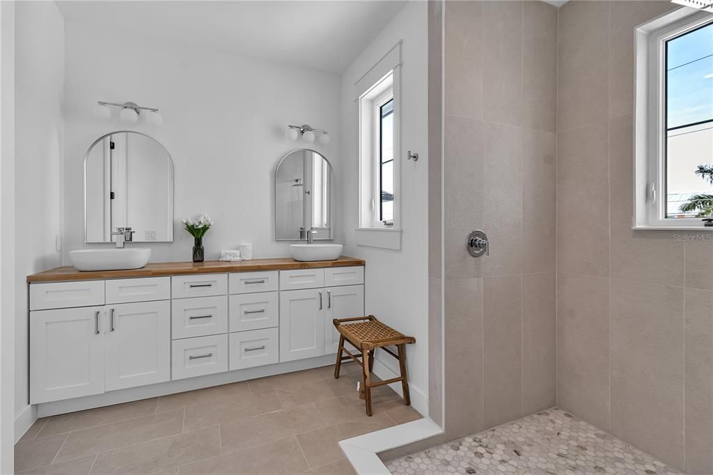 For Sale: $3,475,000 (7 beds, 6 baths, 3025 Square Feet)