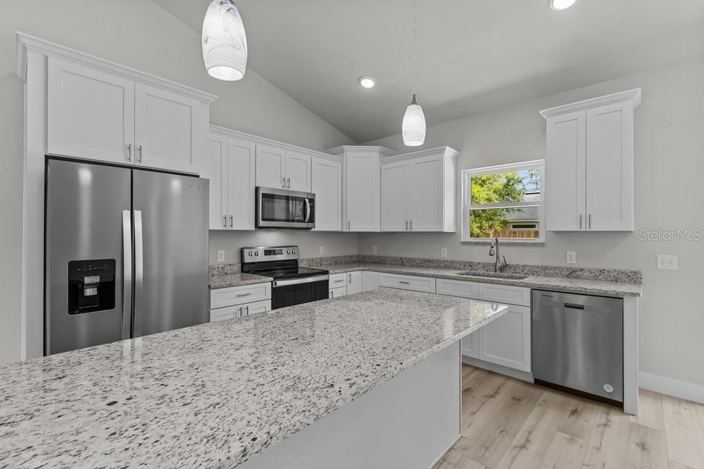 合同活跃: $248,900 (3 贝兹, 2 浴室, 1362 平方英尺)