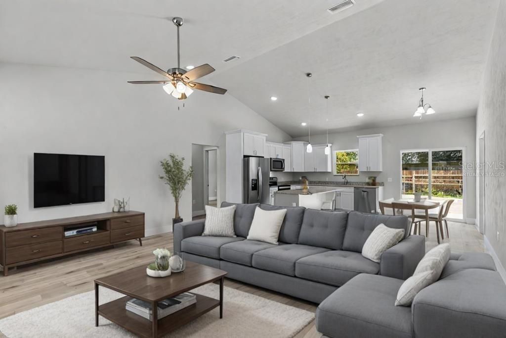 合同活跃: $248,900 (3 贝兹, 2 浴室, 1362 平方英尺)