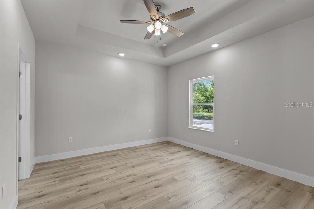 合同活跃: $248,900 (3 贝兹, 2 浴室, 1362 平方英尺)