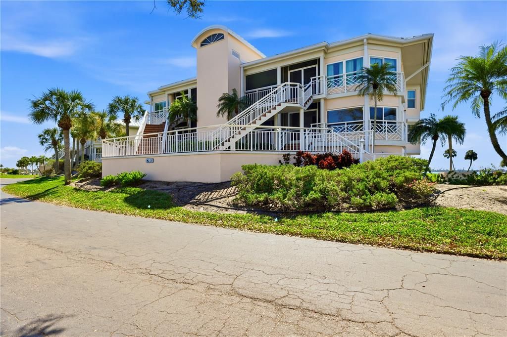 For Sale: $1,135,000 (3 beds, 2 baths, 2103 Square Feet)
