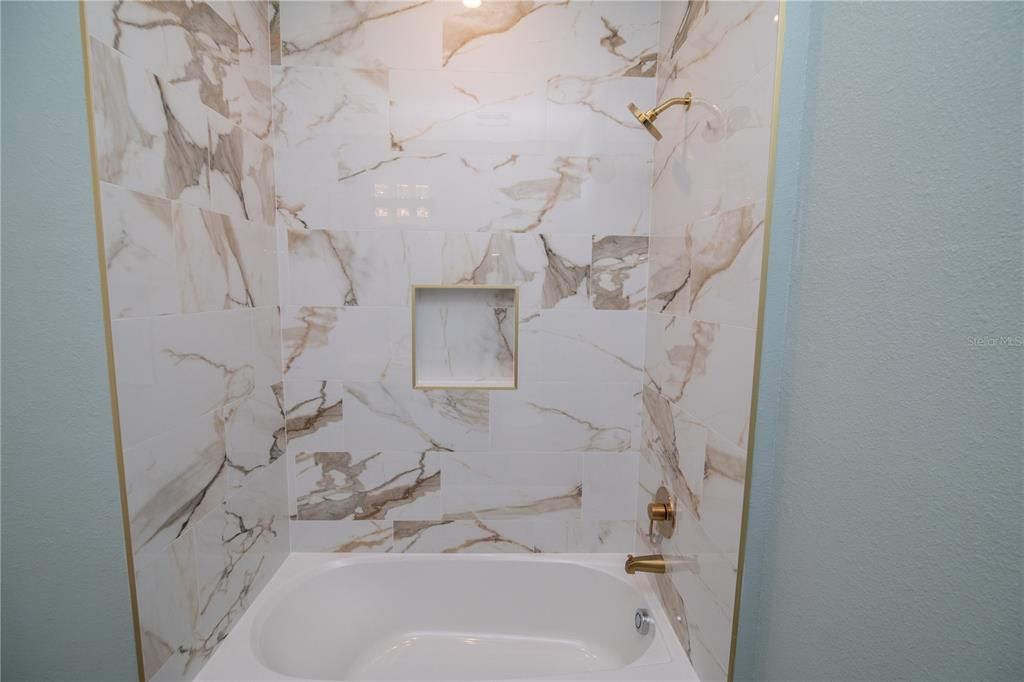 На продажу: $360,000 (4 спален, 2 ванн, 1836 Квадратных фут)
