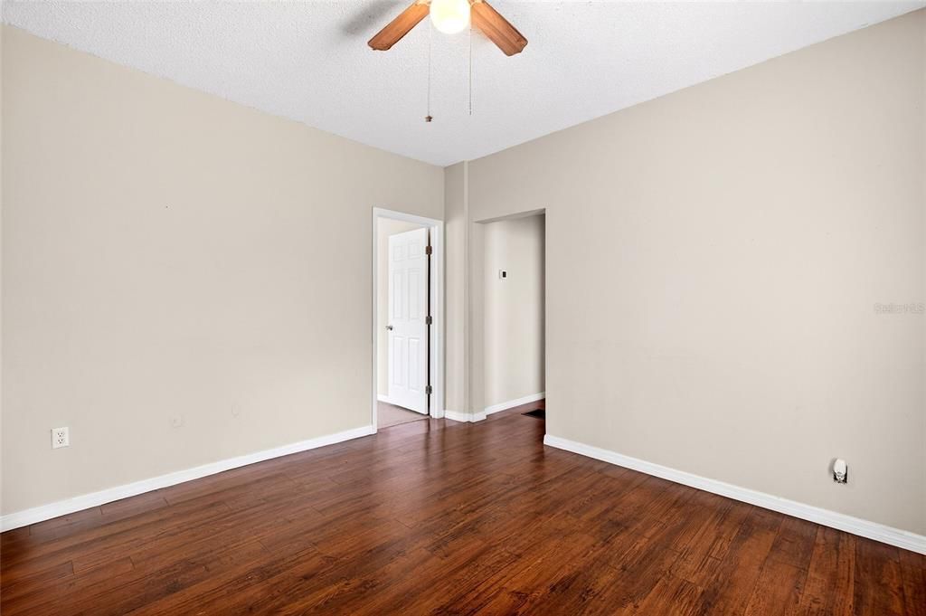 Activo con contrato: $210,000 (3 camas, 1 baños, 960 Pies cuadrados)