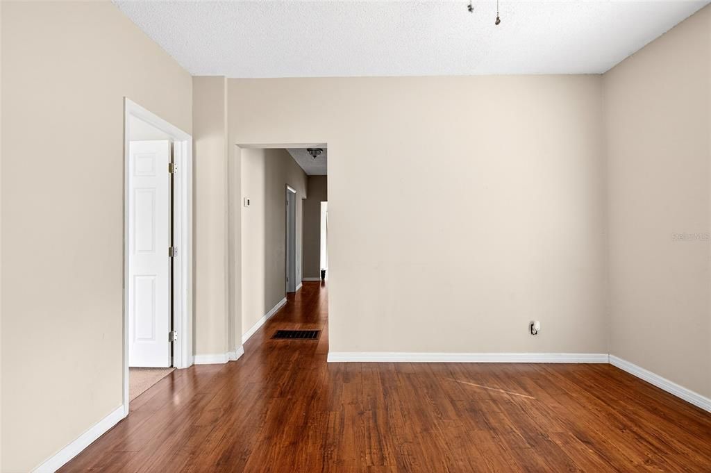 Activo con contrato: $210,000 (3 camas, 1 baños, 960 Pies cuadrados)