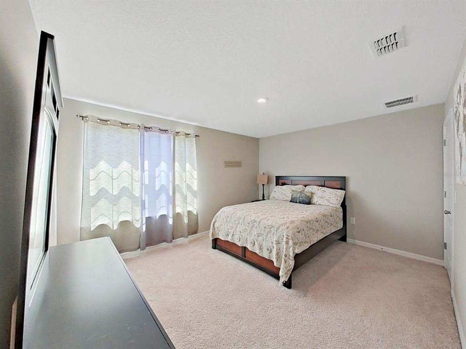 Activo con contrato: $3,800 (5 camas, 3 baños, 3059 Pies cuadrados)